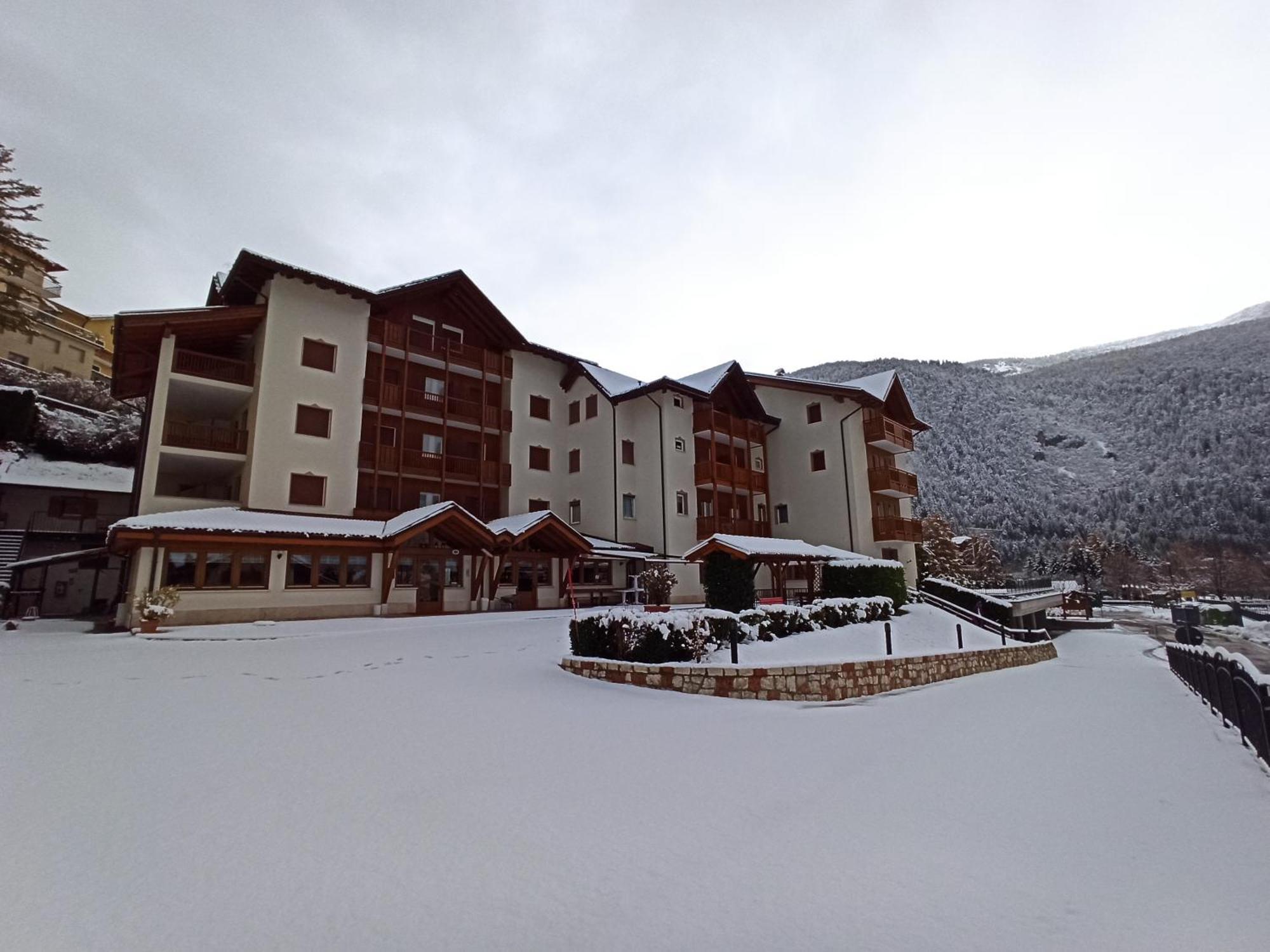 Hotel Zurigo Molveno Eksteriør billede