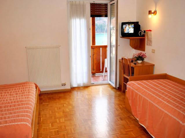 Hotel Zurigo Molveno Eksteriør billede